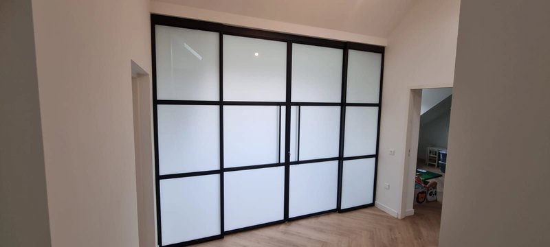 Dubbele wand met dubbele schuifdeuren