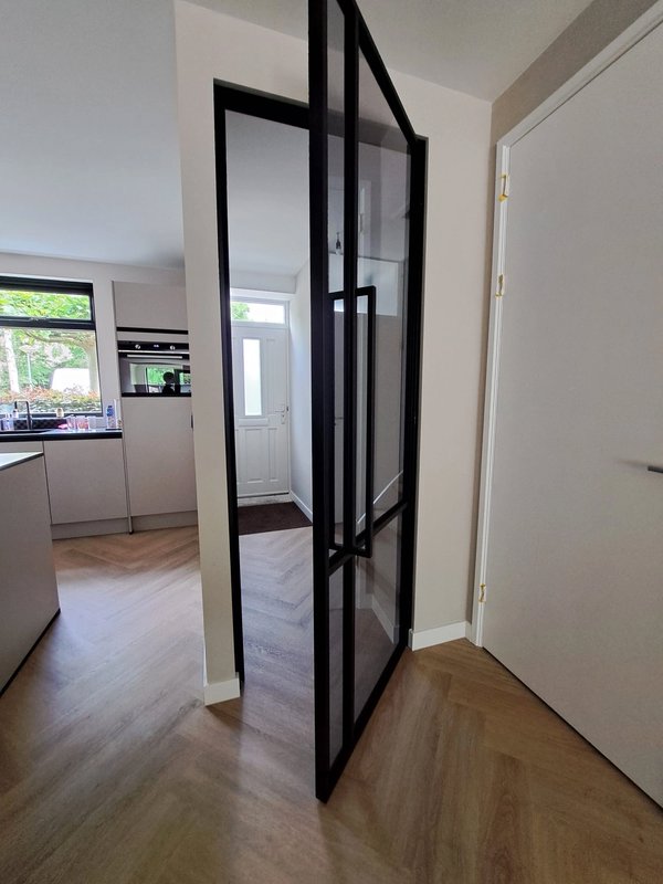 Scharnier deur zwart met grijs rookglas