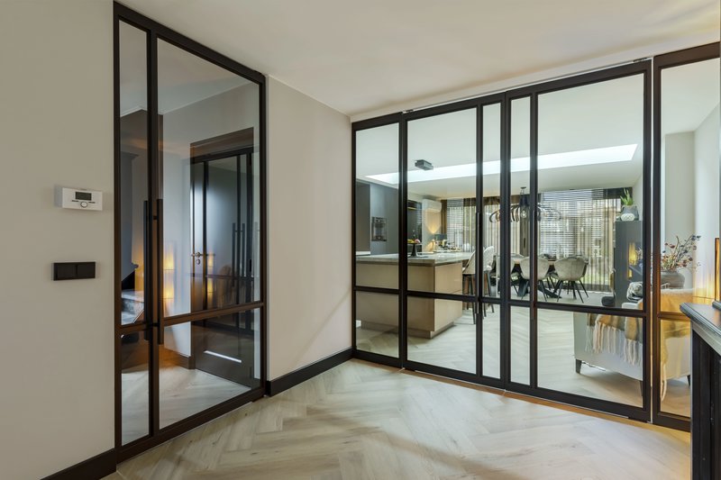 Verschillende taatsdeuren met wand in woonhuis